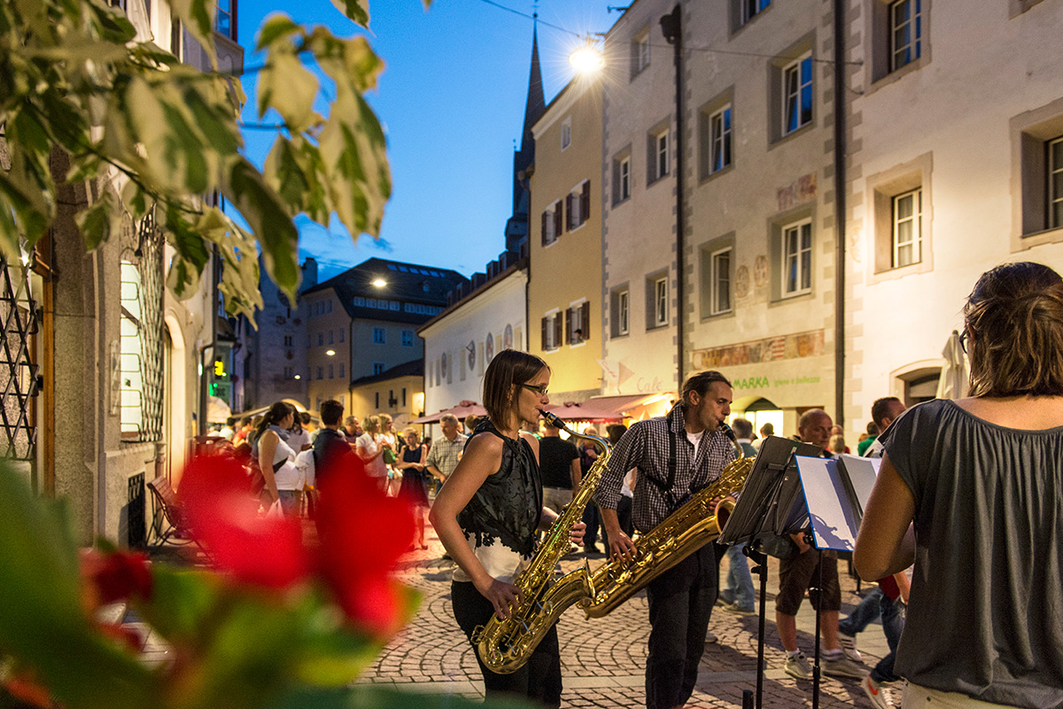 Bruneck in Südtirol bei Nacht